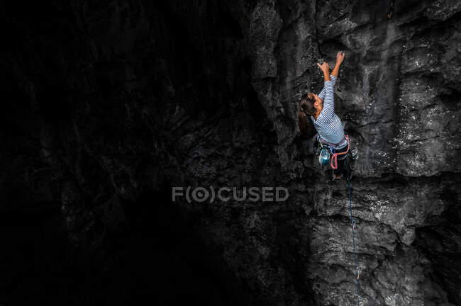 Escalada en roca, Valle Escondido, Cat Ba Island, Vietnam - foto de stock