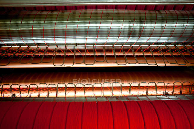 Vista da máquina na fábrica de lã, close-up — Fotografia de Stock
