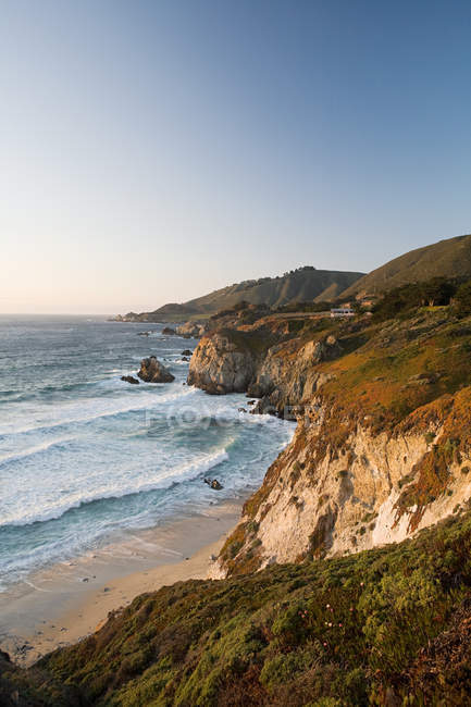 Litoral com mar e belo penhasco, Monterey, Califórnia, EUA — Fotografia de Stock