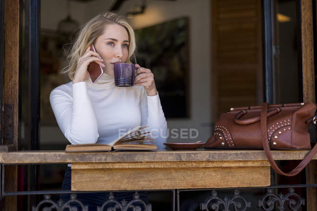 Mulher falando no celular no café, Cidade Do Cabo, África do Sul — Fotografia de Stock