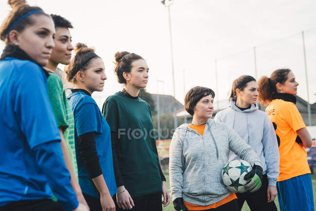 Portrait of football team on pitch — Stock Photo
