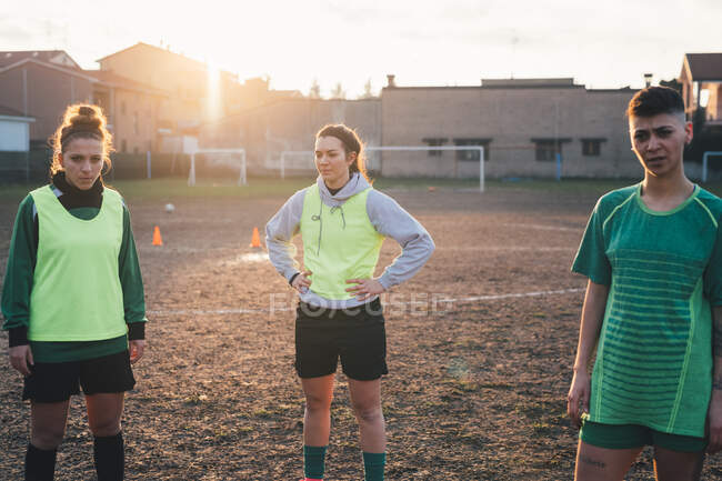 Jogadores de futebol esperando em campo — Fotografia de Stock