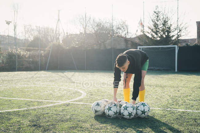 Football player preparing for practice — Stock Photo