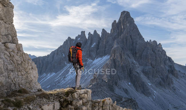 Randonneur jouissant d'une vue, Dolomites près de Cortina d'Ampezzo, Veneto, Italie — Photo de stock