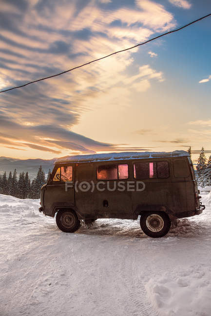 Camper van sur le paysage couvert au coucher du soleil, Gurne, Ukraine, Europe de l'Est — Photo de stock