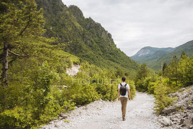Caminante caminando por las montañas Malditas, Theth, Shkoder, Albania - foto de stock
