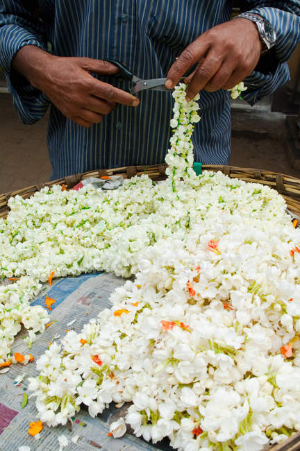 Cutting flower garlands in market in Mysore, Karnataka — Stock Photo