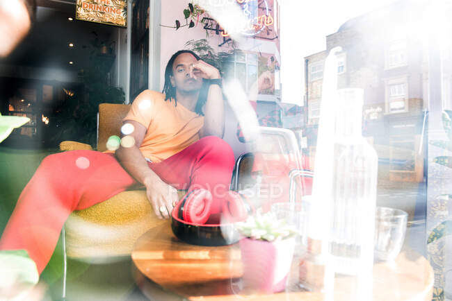 Junger Mann entspannt sich in Bar — Stockfoto