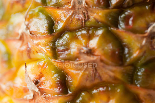 Vista de cerca de la textura madura de la piña, fondo de alimentos orgánicos de marco completo - foto de stock