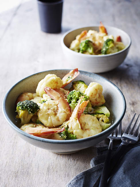 Bowls of Chinese mustard prawns and broccoli — Stock Photo