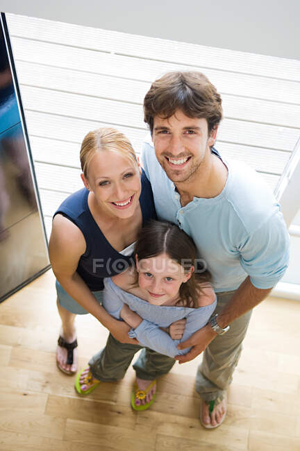 Retrato de familia joven - foto de stock