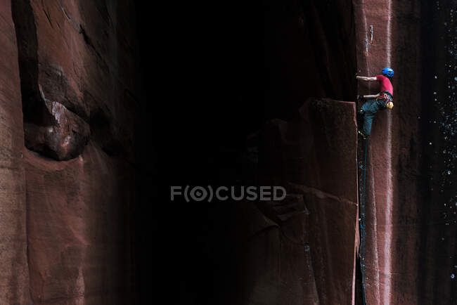 Скелястий альпініст, скелелаз по пісковику, вид знизу, Лімінг, провінція Юньнань, Китай. — стокове фото