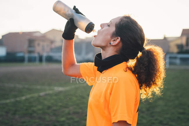 Jogador de futebol fazendo uma pausa em campo — Fotografia de Stock