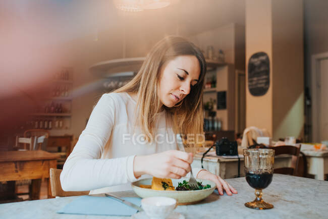 Femme ayant un repas végétalien au restaurant — Photo de stock