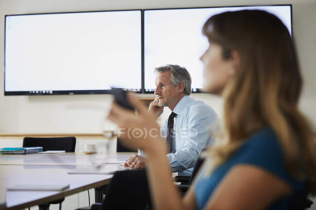 Chers collègues en réunion dans la salle de réunion — Photo de stock