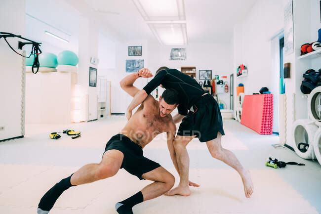 Männer beim Kickboxtraining im Fitnessstudio — Stockfoto