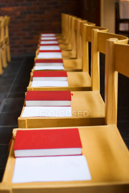 Vista de lotes de cadeiras de madeira dentro da igreja — Fotografia de Stock