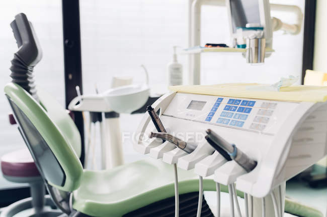 Cadeira e equipamentos odontológicos em consultório odontológico — Fotografia de Stock