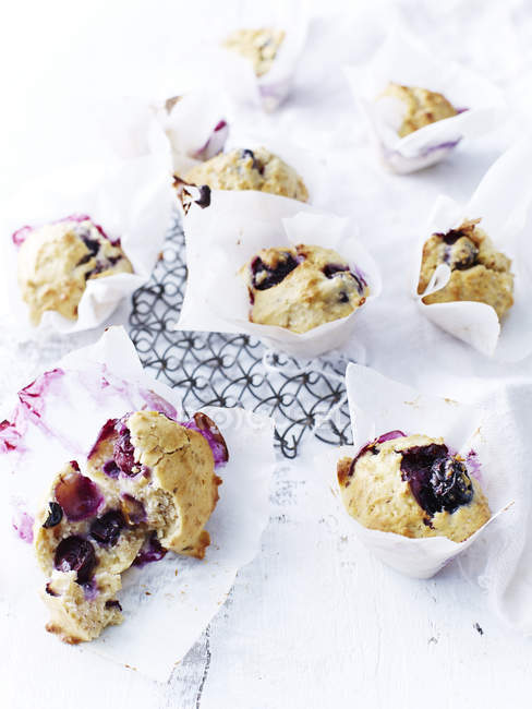 Mini-Muffins mit Blaubeeren und Mandeln auf weißem Hintergrund — Stockfoto