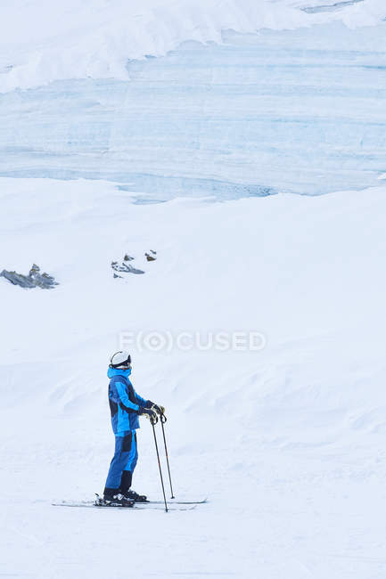 Homem esquiando em Hintertux, Tirol, Áustria — Fotografia de Stock