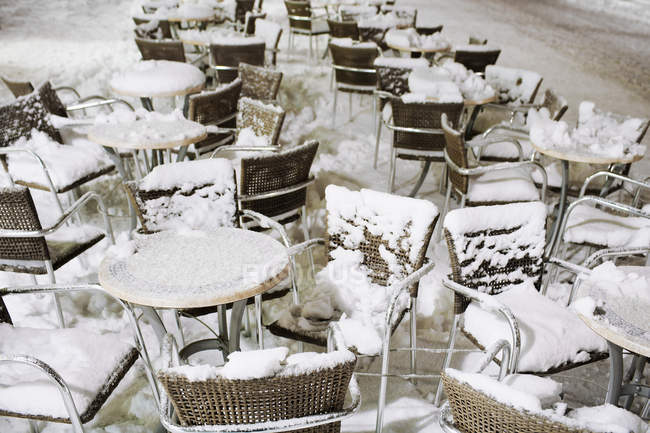 Vista de alto ângulo de móveis de café cobertos de neve — Fotografia de Stock