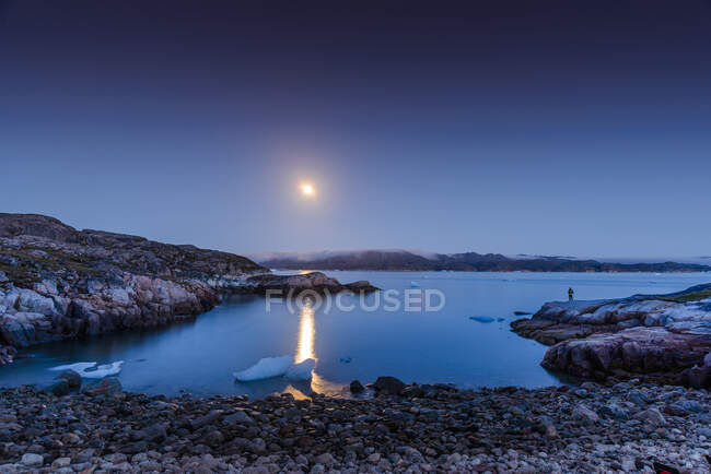 Riflessione della luna in mare, Narsaq, Vestgronland, Groenlandia — Foto stock