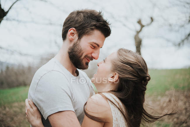 Ritratto di coppia abbracciati nel parco autunnale — Foto stock