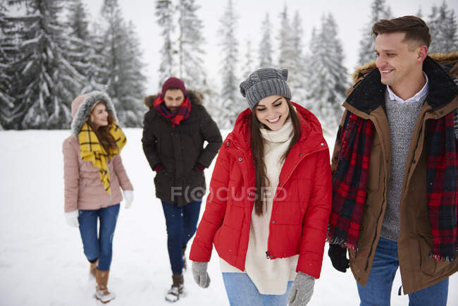 Amici che camminano nella neve — Foto stock