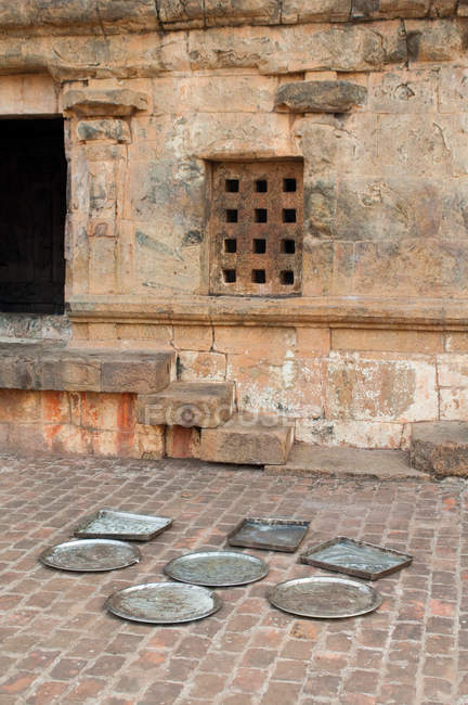 Сушка металлических подносов, храм Танджоре, Тамилнад — стоковое фото