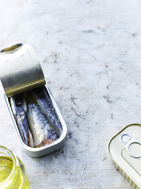 Lata de sardinas sobre mesa, vista en ángulo alto - foto de stock