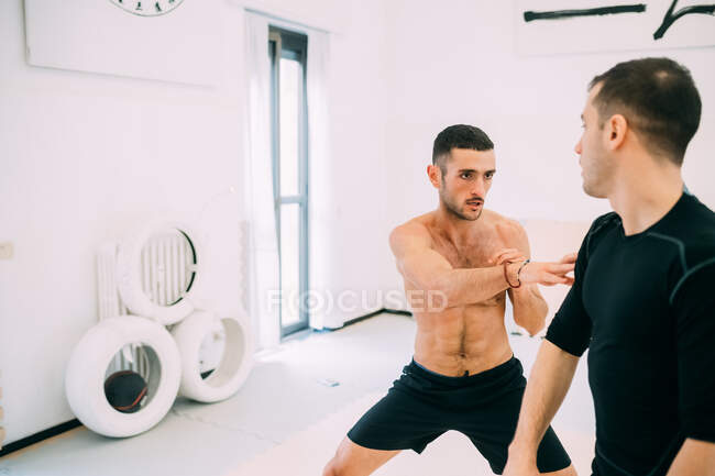 Hombre entrenamiento de kickboxing en el gimnasio - foto de stock