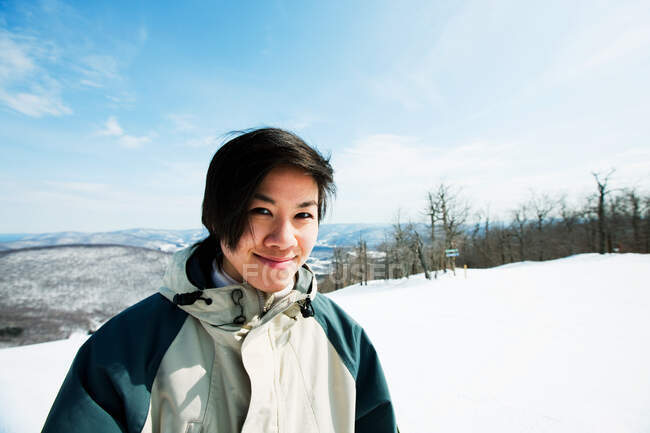 Портрет азіатки в лижному піджаку взимку — стокове фото