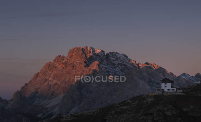 Building, Dolomites near Cortina d 'Ampezzo, Veneto, Italy — стоковое фото