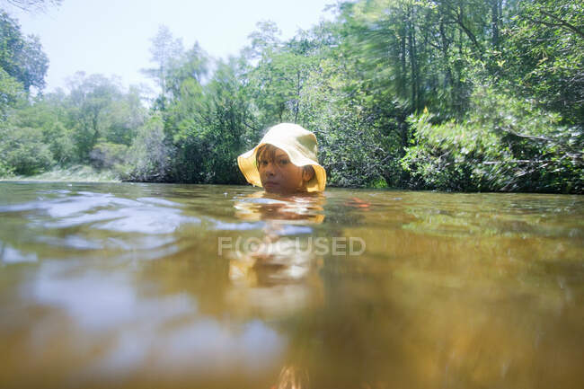Menino usando chapéu no lago — Fotografia de Stock