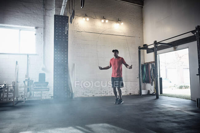 Man skipping in gym — Stock Photo