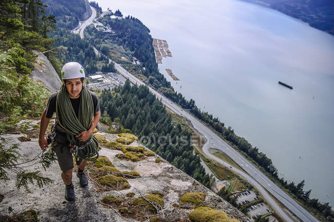 Hochwinkelaufnahme eines männlichen Bergsteigers auf dem Häuptling, Squamish, Kanada — Stockfoto