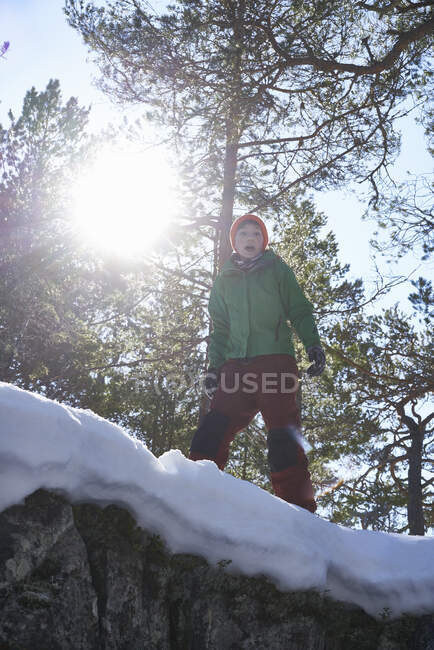 Retrato de menino, em pé na neve coberta, paisagem rural, vista de baixo ângulo — Fotografia de Stock