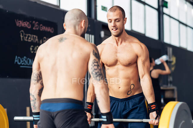 Чоловіки важка атлетика з штангою в тренажерному залі — стокове фото