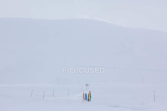 Різнокольорові поляків у сніг, великого масиву, Французькі Альпи — стокове фото