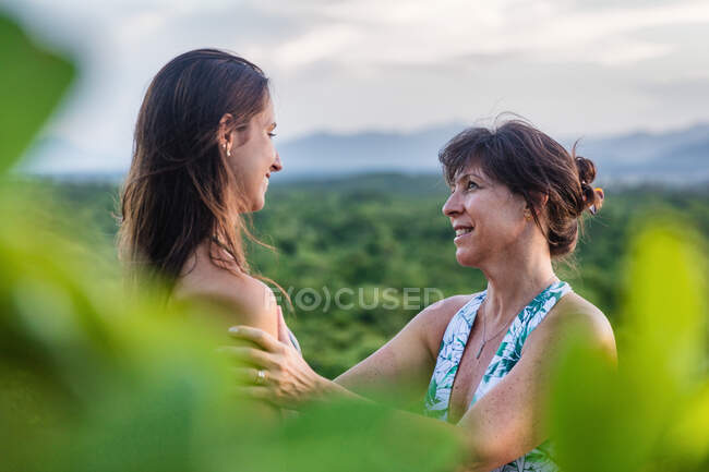 Madre mirando a su hija con orgullo, Caucaia, Ceara, Brasil - foto de stock