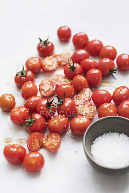 Pomodori ciliegia con condimento su carta da forno, vista da vicino — Foto stock