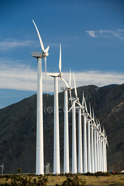 Parco eolico con mulini a vento di fila, Indian Wells, California, USA — Foto stock