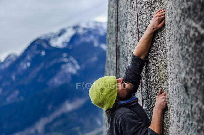 Man trad climbing at The Chief, Squamish, Canada — стокове фото