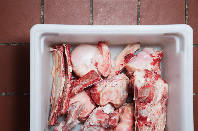 View of tray of offal on brown tile — Stock Photo