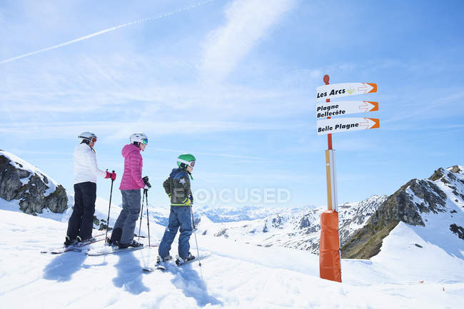 Mutter mit Tochter und Sohn im Skiurlaub, Hintertux, Tirol, Österreich — Stockfoto