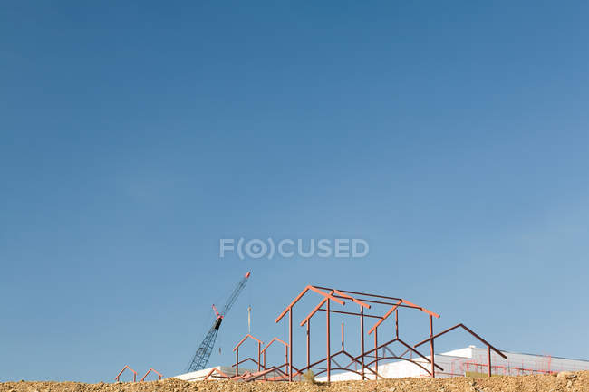 Construction of new store against blue sky — Stock Photo