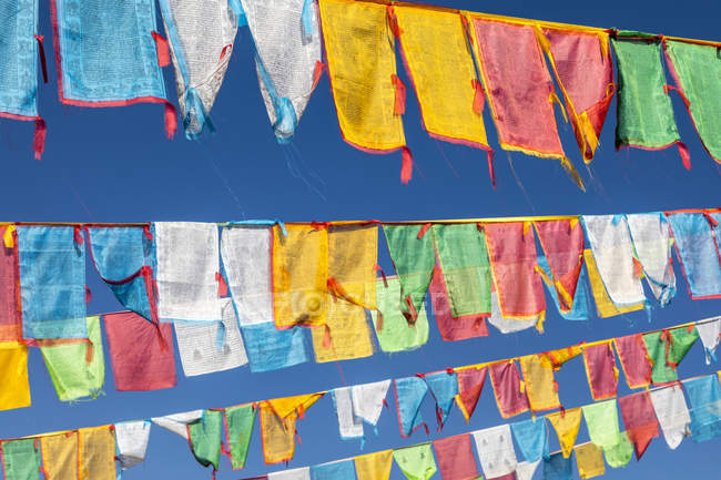 Drapeaux de prière suspendus à des fils, monastère de Ganden Sumtseling, Yunnan, Chine — Photo de stock