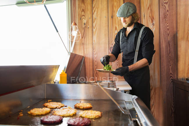 Cuisiner la préparation des aliments dans un camion alimentaire, Innsbruck Tyrol, Autriche — Photo de stock