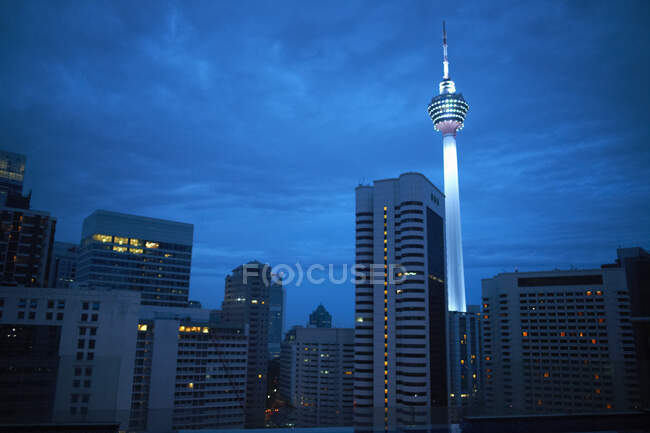 Torre de Kuala Lumpur iluminada à noite, Kuala Lumpur, Malásia — Fotografia de Stock