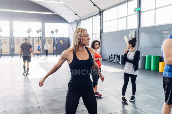 Женские тренировки в спортзале — стоковое фото
